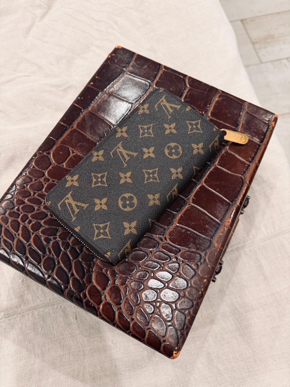 Louis Vuitton Monogram Zippy Wallet, poppy red interior. - Picture 8 of 8